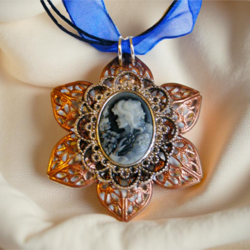 Naszyjnik wiktoriański Kwiat z fioletową Kameą – retro biżuteria