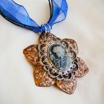 Naszyjnik wiktoriański Kwiat z fioletową Kameą – retro biżuteria