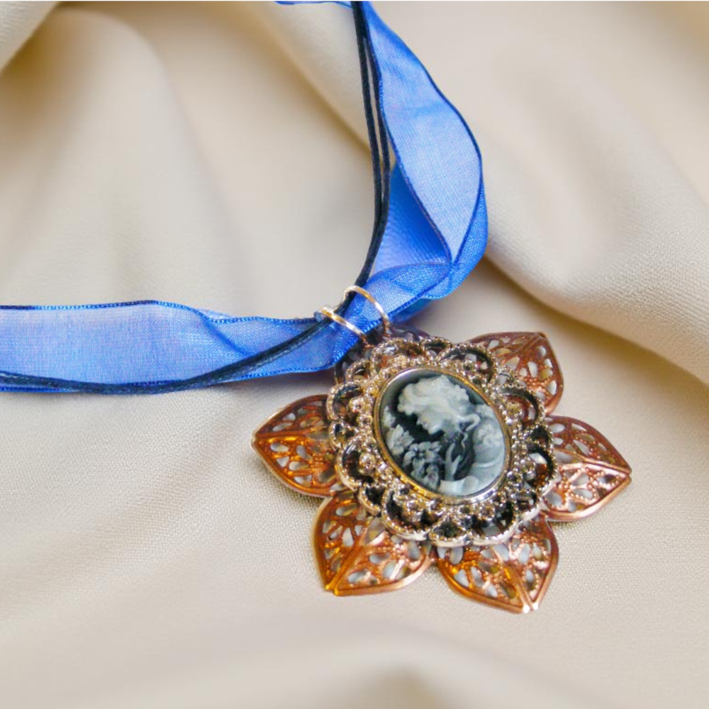 Naszyjnik wiktoriański Kwiat z fioletową Kameą – retro biżuteria
