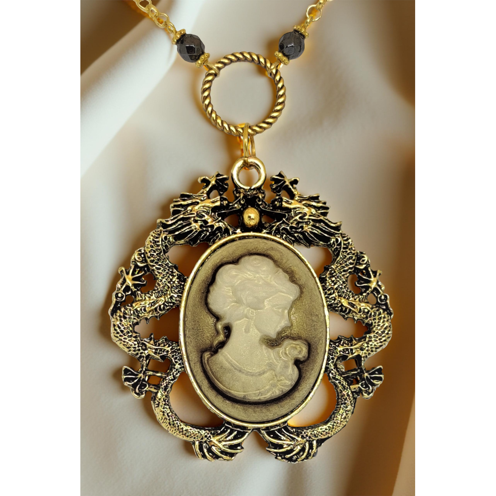 Naszyjnik wiktoriański z kameą i smokami – kremowy, fantasy, retro