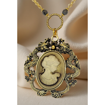 Naszyjnik wiktoriański z kameą i smokami – kremowy, fantasy, retro