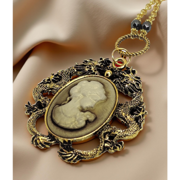 Naszyjnik wiktoriański z kameą i smokami – kremowy, fantasy, retro