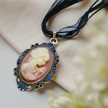 Naszyjnik wiktoriański z kameą bladoróżową i niebieskimi cyrkoniami