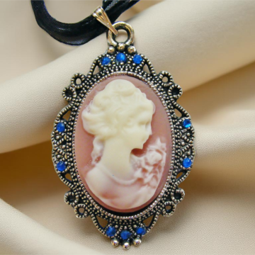 Naszyjnik wiktoriański z kameą bladoróżową i niebieskimi cyrkoniami