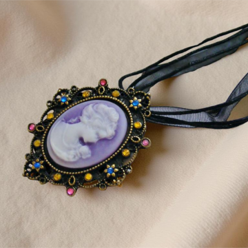 Naszyjnik wiktoriański z fioletową kameą i kolorowymi cyrkoniami