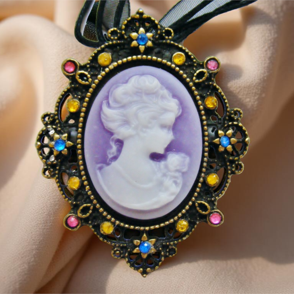 Naszyjnik wiktoriański z fioletową kameą i kolorowymi cyrkoniami