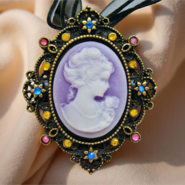 Naszyjnik wiktoriański z fioletową kameą i kolorowymi cyrkoniami