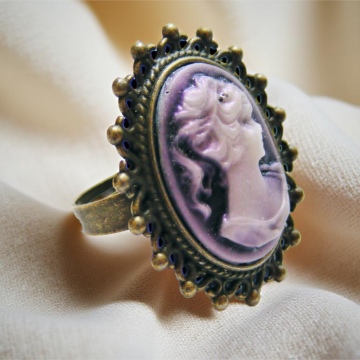 Pierścionek z fioletową kameą w stylu wiktoriańskim