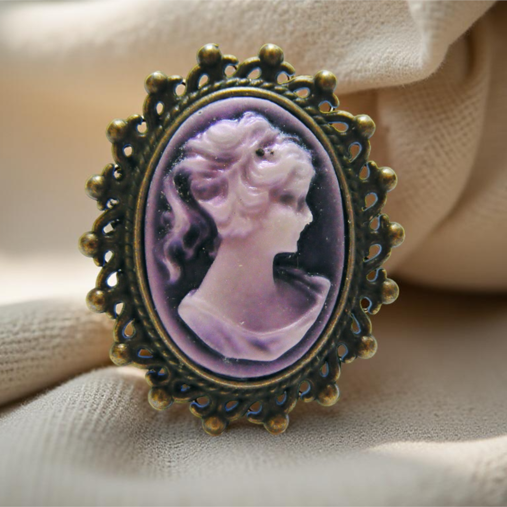 Pierścionek z fioletową kameą w stylu wiktoriańskim