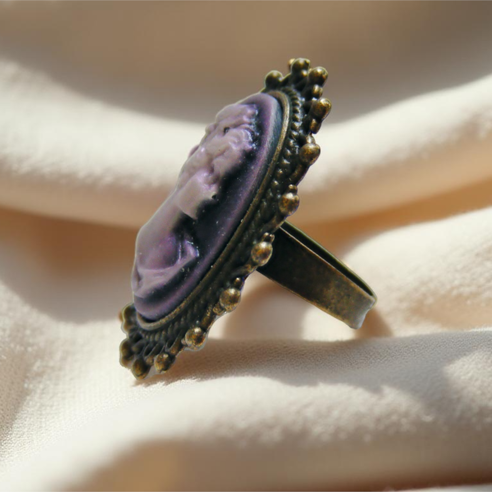 Pierścionek z fioletową kameą w stylu wiktoriańskim