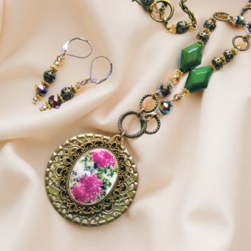 Zestaw biżuterii w stylu wiktoriańskim – wisiorek z masy perłowej i kolczyki