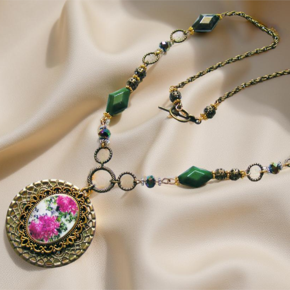 Zestaw biżuterii w stylu wiktoriańskim – wisiorek z masy perłowej i kolczyki