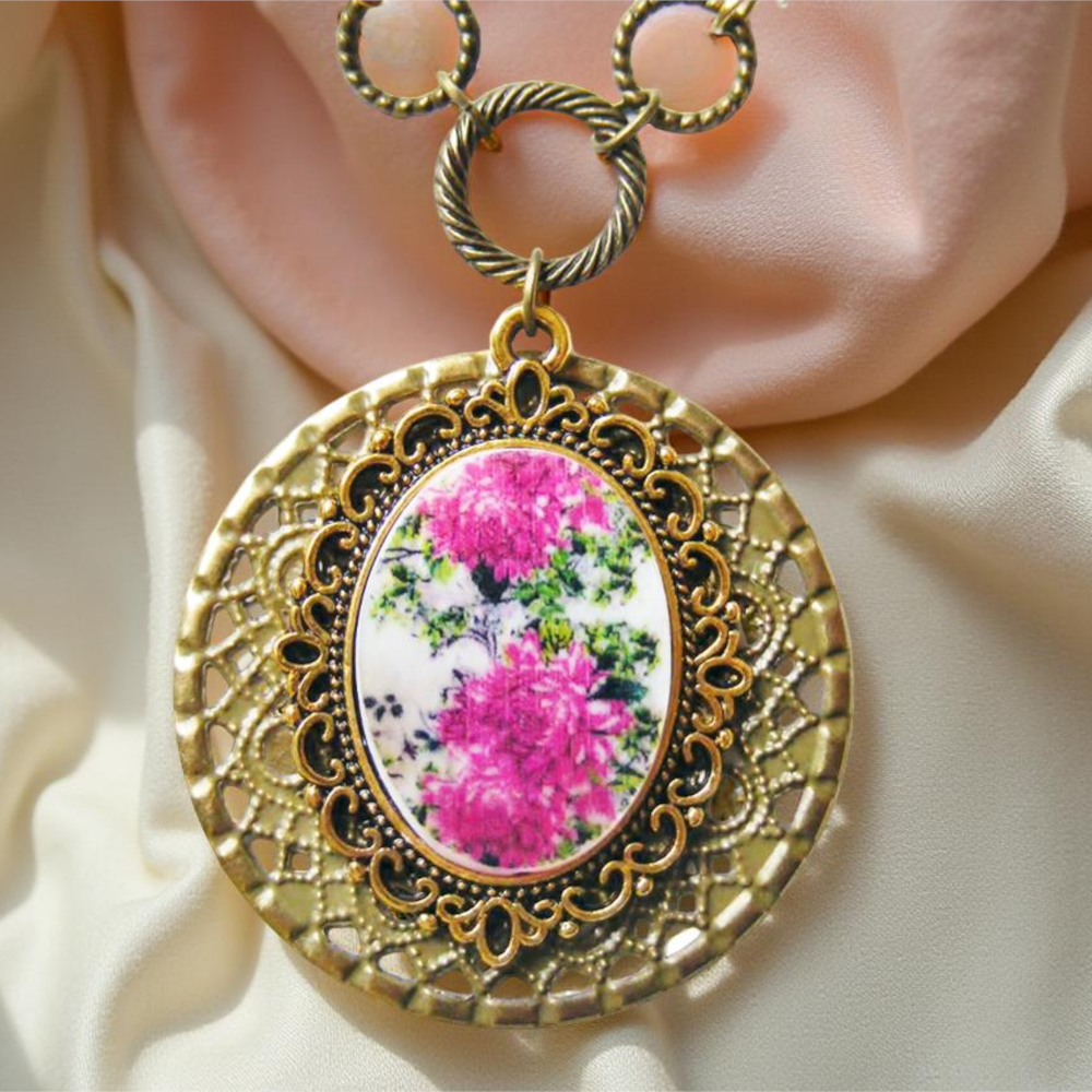 Zestaw biżuterii w stylu wiktoriańskim – wisiorek z masy perłowej i kolczyki