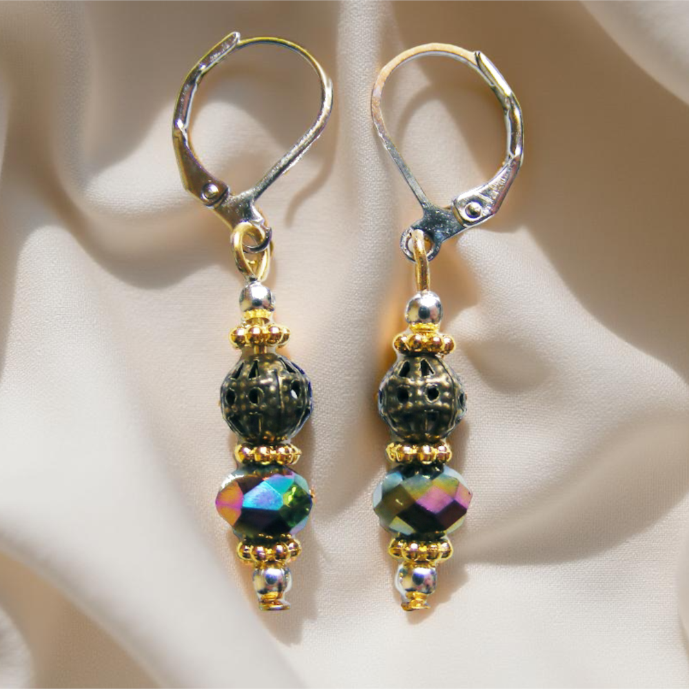 Zestaw biżuterii w stylu wiktoriańskim – wisiorek z masy perłowej i kolczyki