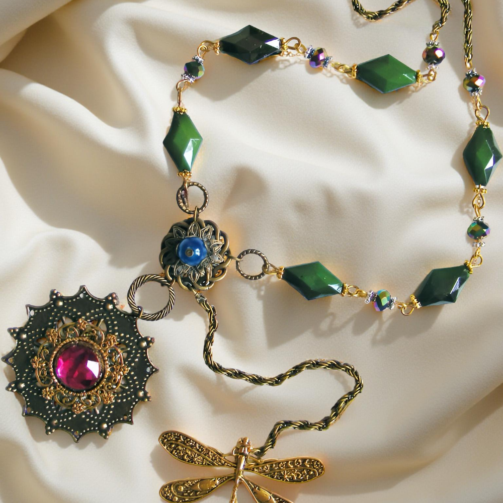 Zestaw Biżuterii Wiktoriańskiej – Ozdobny Wisiorek z Czerwonym Diamentem, Kolczyki i Broszka Ważka