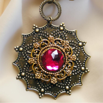 Zestaw Biżuterii Wiktoriańskiej – Ozdobny Wisiorek z Czerwonym Diamentem, Kolczyki i Broszka Ważka