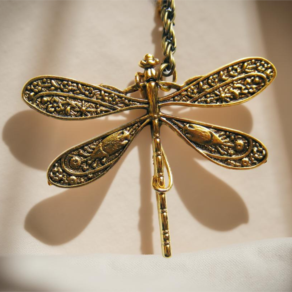 Zestaw Biżuterii Wiktoriańskiej – Ozdobny Wisiorek z Czerwonym Diamentem, Kolczyki i Broszka Ważka