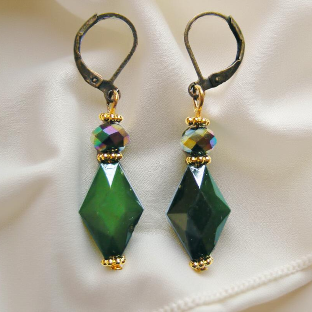 Zestaw Biżuterii Wiktoriańskiej – Ozdobny Wisiorek z Czerwonym Diamentem, Kolczyki i Broszka Ważka