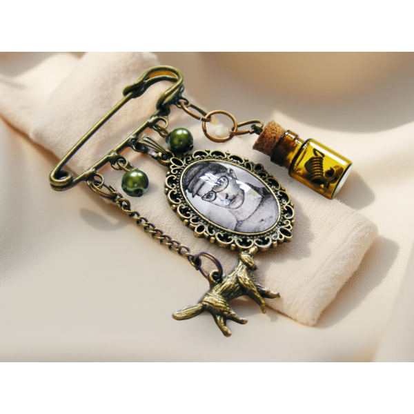 Duża Broszka Steampunk – Agrafka z Medalionem Pilota i Zawieszkami