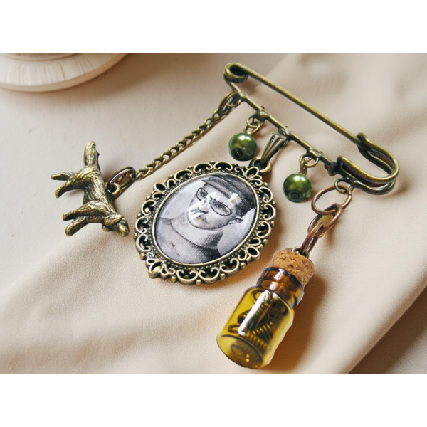 Duża Broszka Steampunk – Agrafka z Medalionem Pilota i Zawieszkami