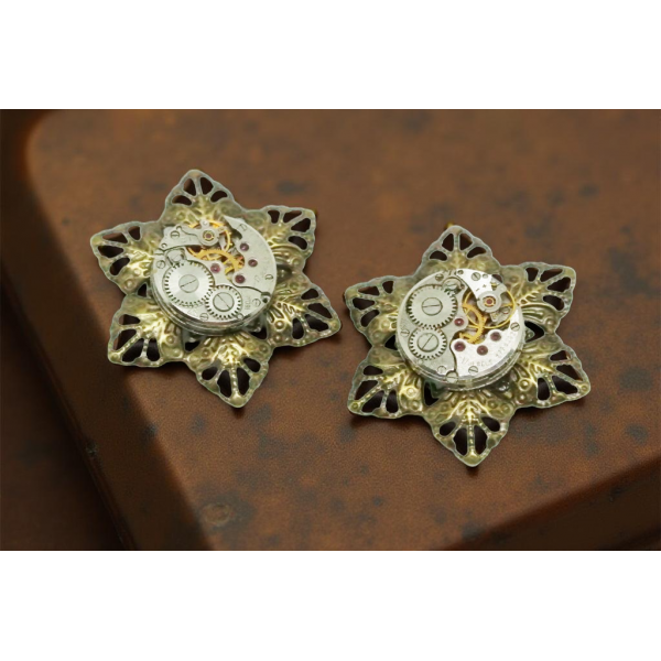 Steampunkowa Broszka z Ażurową Bazą i Mechanizm...