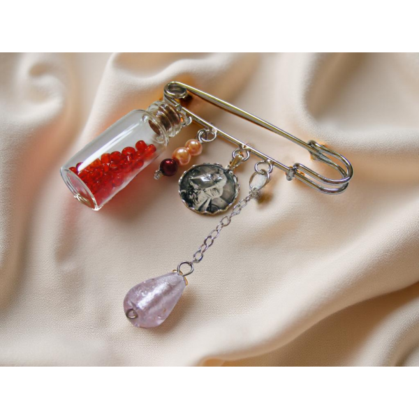Broszka Vintage Lady I – Styl Retro z Szklaną Butelką i Medalionem