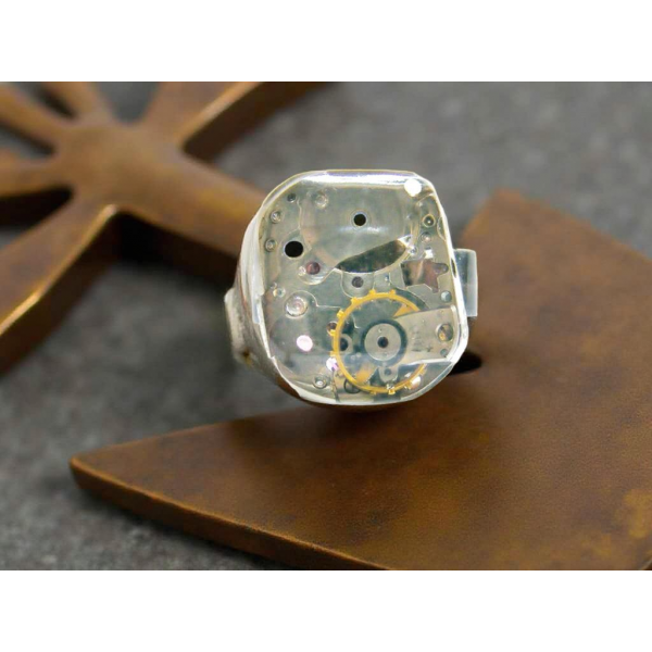 Pierścionek Steampunk VII – Mechanizm Zegarkowy w Żywicy 
