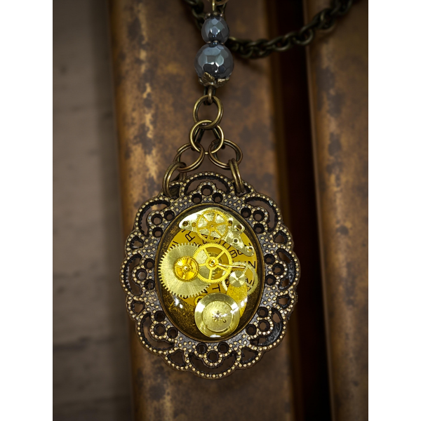 Industrialny Wisiorek Steampunk XXV z Mechanizmem Zegarkowym i Żywicą