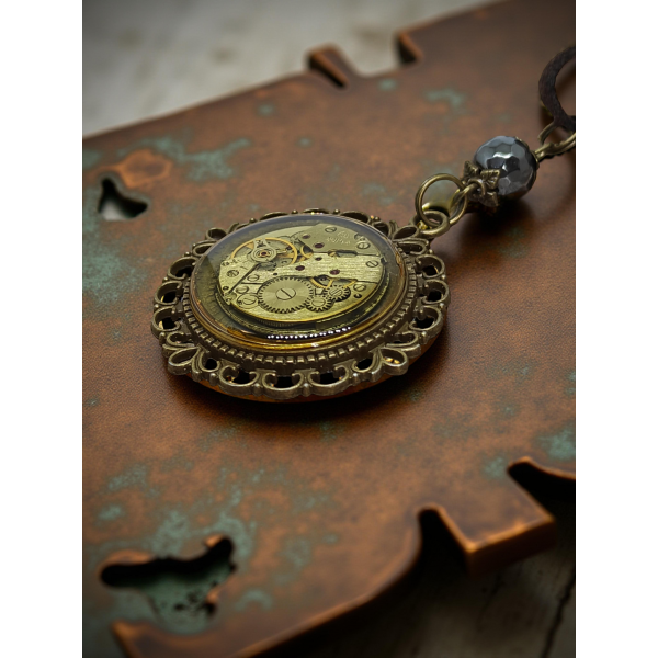 Industrialny Wisiorek Steampunk XXVI z Mechanizmem Zegarkowym i Żywicą