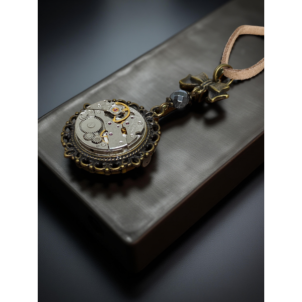 Steampunkowy Wisiorek XVIII z Mechanizmem Zegarkowym