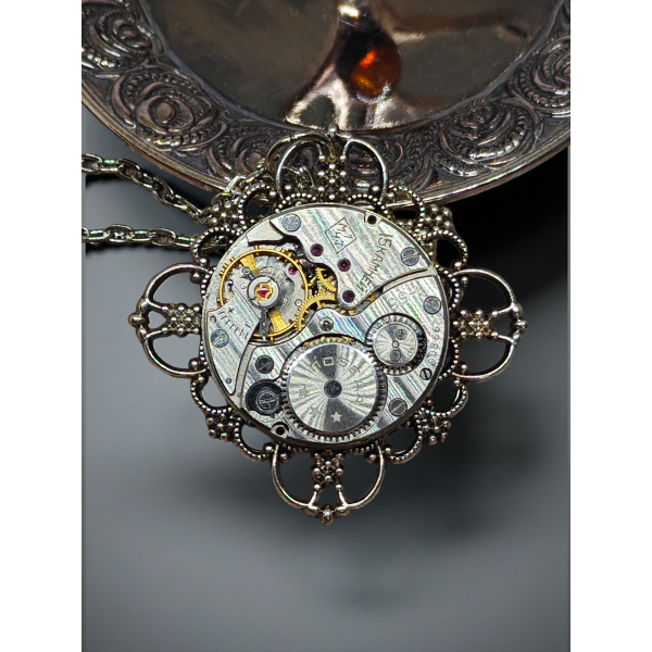 Steampunkowy Wisiorek XXIV z Mechanizmem Zegarkowym i Srebrną Bazą