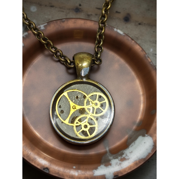Wisiorek Industrialny I Steampunk – Biżuteria Vintage z Mechanizmami Zegarkowymi