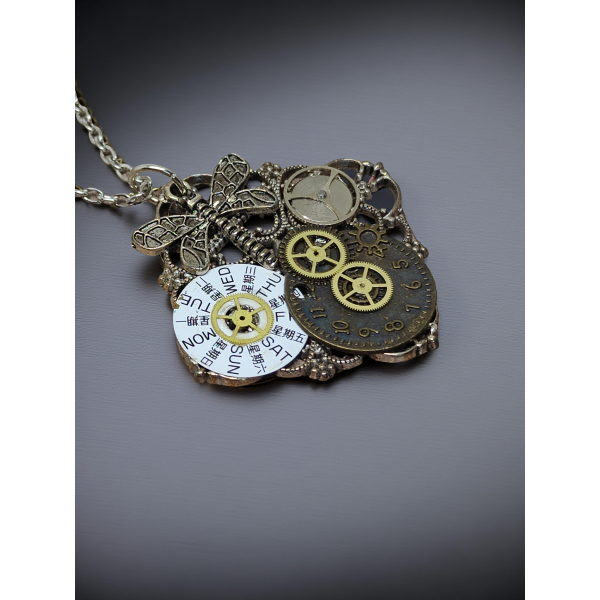 Wisiorek Steampunkowy XVII z Mechanizmami Zegarkowymi i Zawieszkami