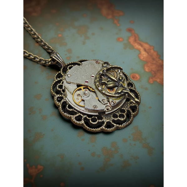 Wisiorek Steampunkowy z Mechanizmem Zegarkowym i Rusałką