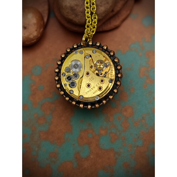 Wisiorek Steampunkowy ze Złotym Mechanizmem Zegarkowym