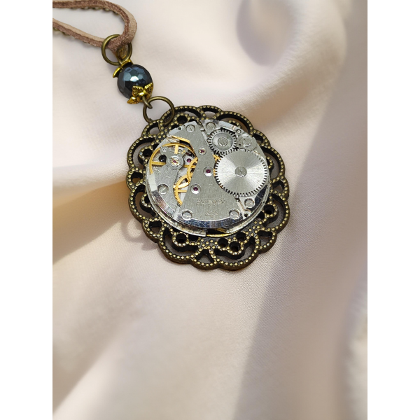 Wisiorek Steampunkowym XIX z Mechanizmem Zegarkowym